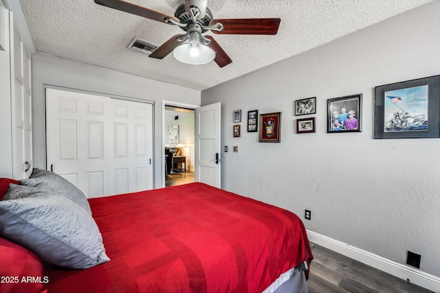 13207 N 55th Ave, Glendale, AZ 85304 - bedroom with dark wood-style flooring, a textured ceiling, a closet, and ceiling fan