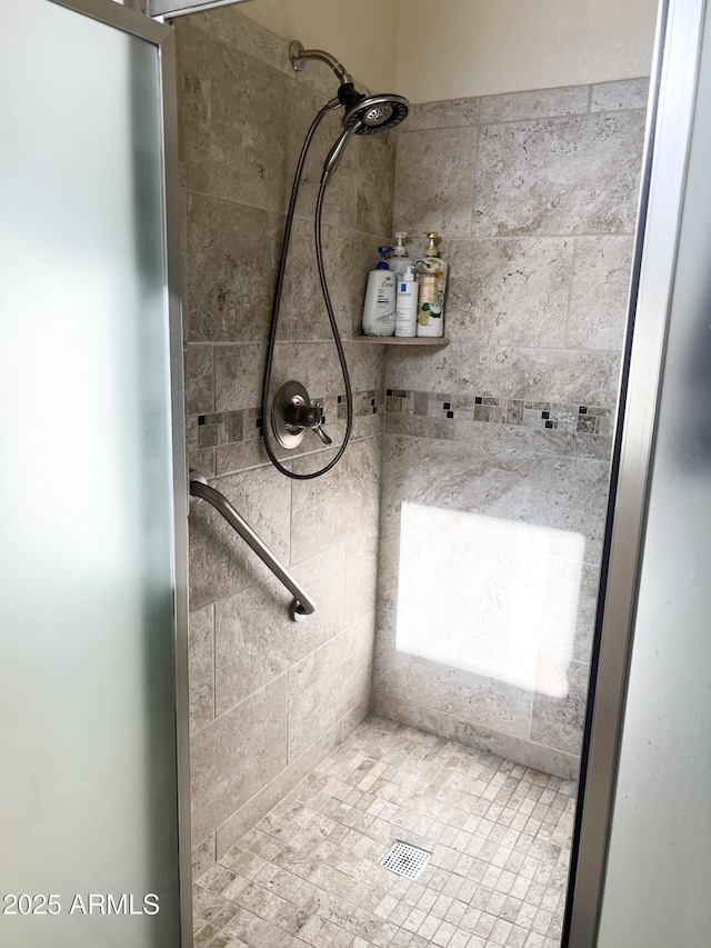 full bath with tiled shower