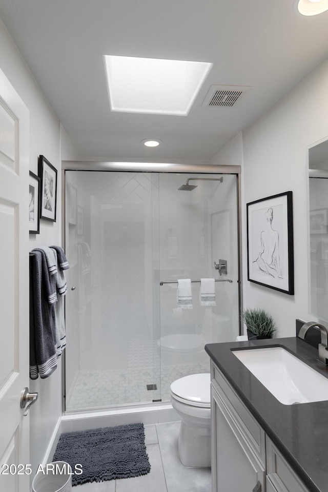 full bath featuring toilet, a shower stall, visible vents, and vanity