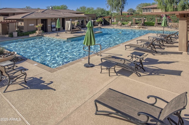 19777 N 76th St Unit 2142, Scottsdale, AZ 85255 - community pool with a patio