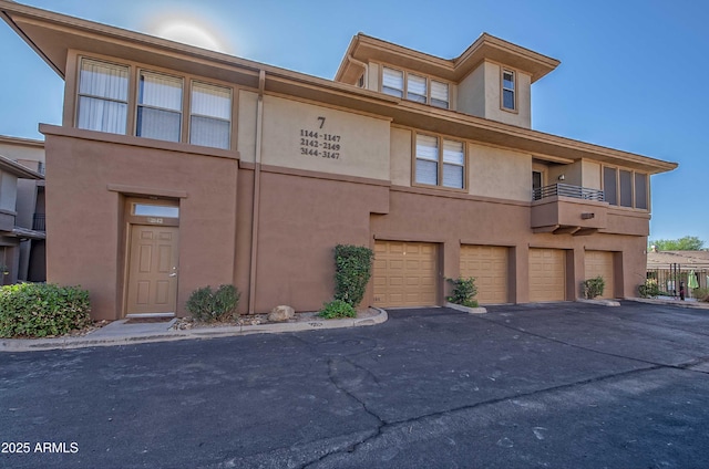 19777 N 76th St Unit 2142, Scottsdale, AZ 85255 - view of front facade featuring stucco siding, a garage, and asphalt driveway