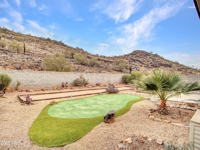 view of yard featuring a mountain view