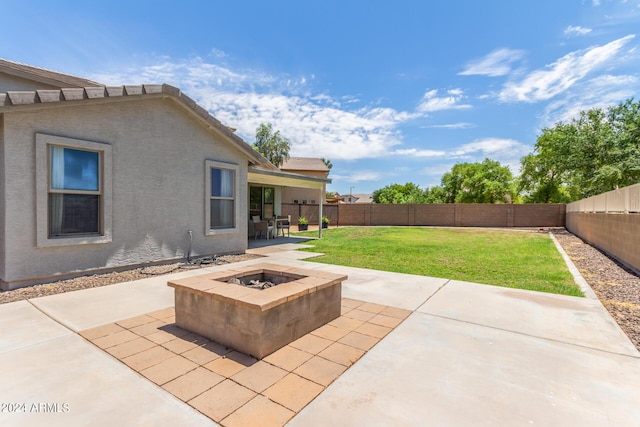 view of patio with a fire pit