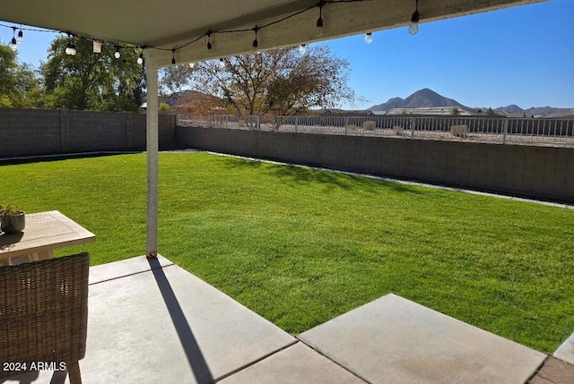 view of yard featuring a mountain view