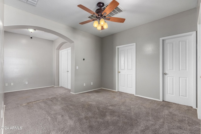 carpeted spare room featuring ceiling fan