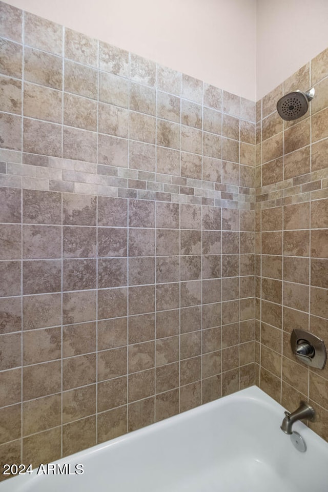 bathroom with tiled shower / bath