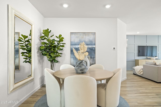 dining area featuring recessed lighting, baseboards, and light wood finished floors