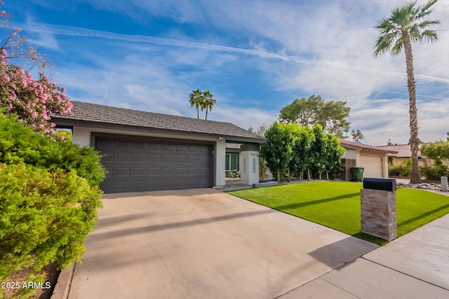view of front of home featuring stucco siding, a front lawn, an attached garage, and concrete driveway
