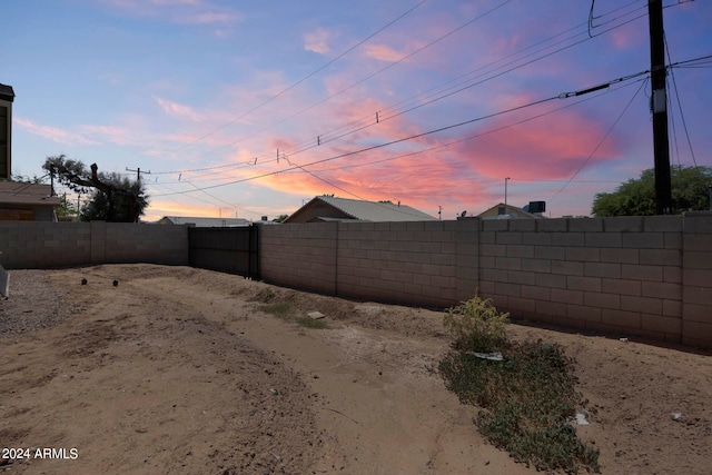 view of yard at dusk