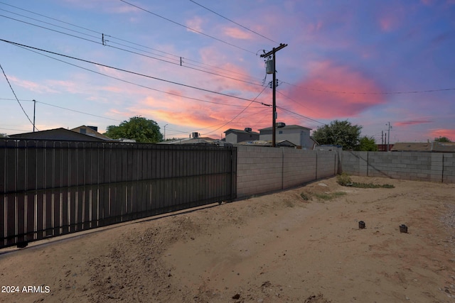 view of yard at dusk