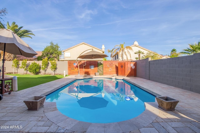 view of swimming pool featuring a lawn