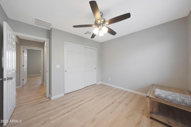 5439 W Odeum Ln, Phoenix, AZ 85043 - unfurnished bedroom featuring light wood-type flooring, a closet, and a ceiling fan