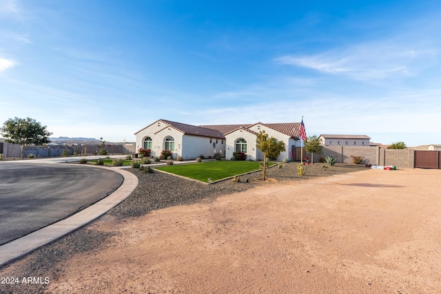 view of front of home featuring a front lawn