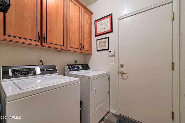 washroom featuring cabinets and washing machine and dryer