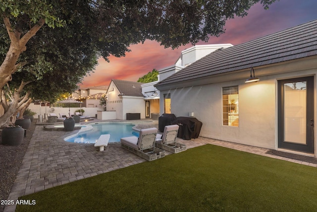 2625 N 24th St Unit 15, Mesa, AZ 85213 - pool at dusk featuring area for grilling, a fenced backyard, and a patio
