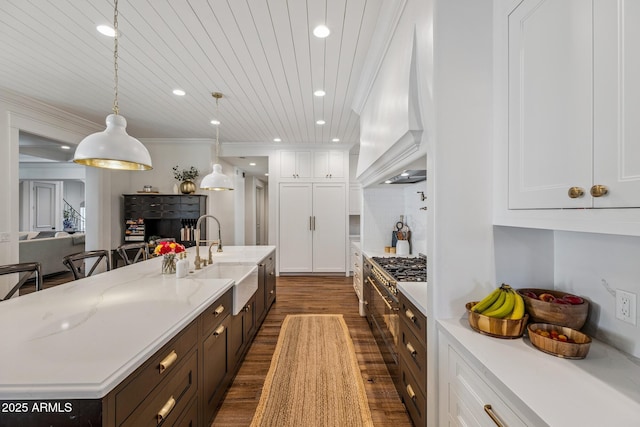 2625 N 24th St Unit 15, Mesa, AZ 85213 - kitchen featuring custom range hood, dark wood finished floors, white cabinets, recessed lighting, and a large island