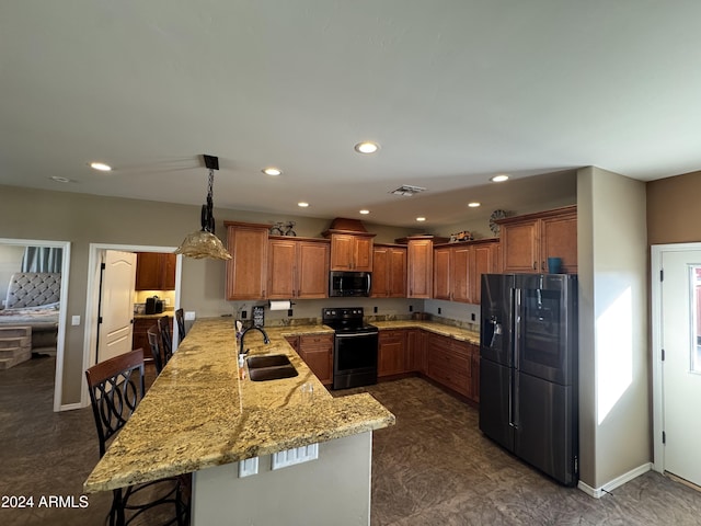 kitchen with sink, kitchen peninsula, decorative light fixtures, a breakfast bar, and black appliances