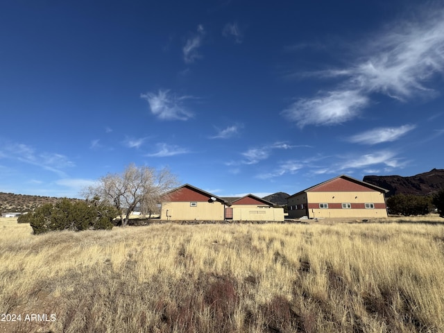 view of yard with a mountain view