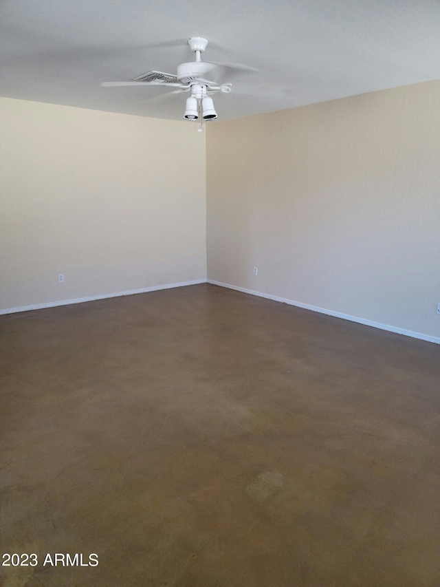 empty room featuring a ceiling fan and baseboards