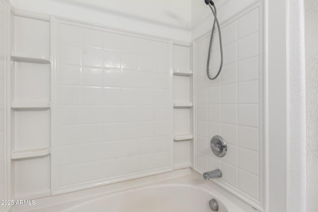 bathroom with tiled shower / bath