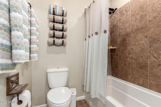 13123 W Cottontail Ln, Peoria, AZ 85383 - full bathroom featuring baseboards, toilet, shower / tub combo, and tile patterned flooring