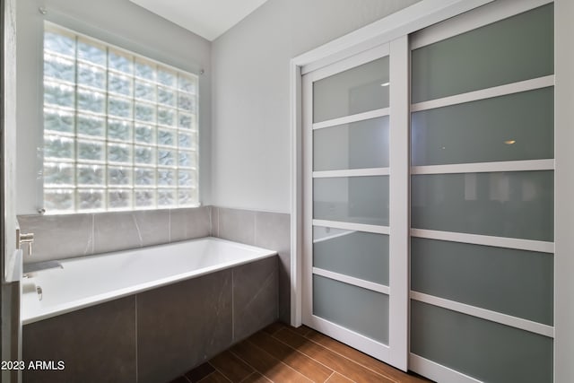 bathroom featuring tiled tub