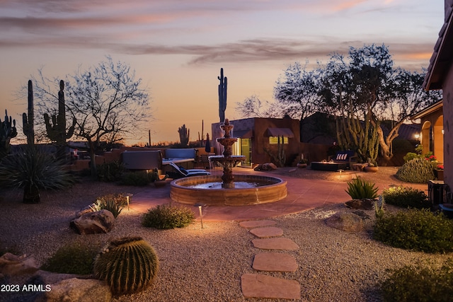 view of yard at dusk