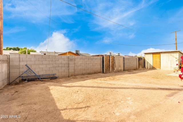 view of yard featuring a storage shed