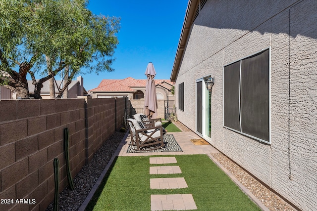 view of yard featuring a patio