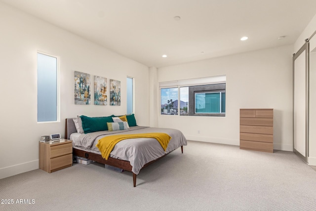 bedroom featuring a barn door, recessed lighting, baseboards, and light carpet