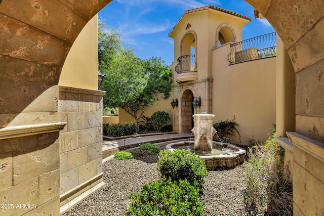 10894 E Turquoise Ave, Scottsdale, AZ 85259 - property entrance with a balcony
