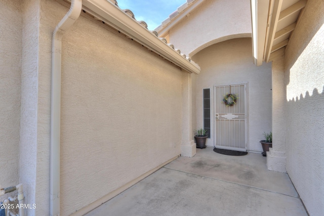 property entrance featuring a patio area