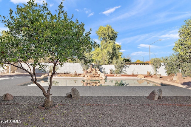 view of yard featuring a fenced in pool