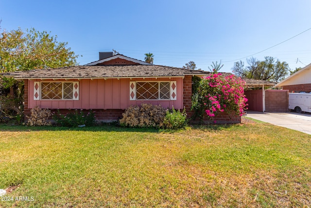 view of front facade featuring a front yard