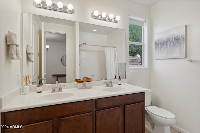 bathroom with curtained shower, toilet, and vanity