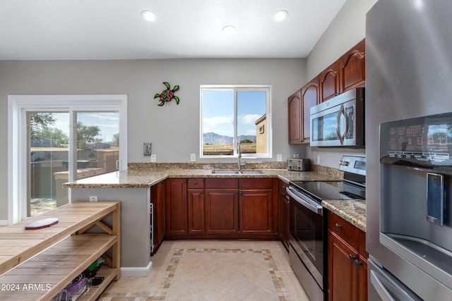 kitchen with stainless steel appliances, recessed lighting, a sink, and a healthy amount of sunlight
