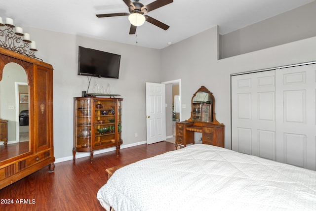 bedroom featuring baseboards, arched walkways, ceiling fan, wood finished floors, and a closet