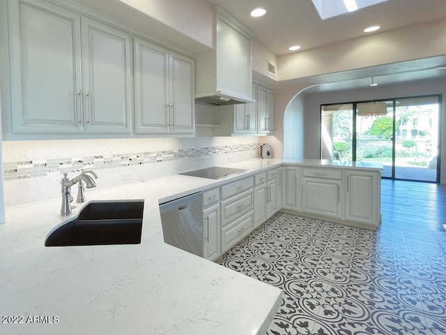 kitchen featuring sink, black electric stovetop, custom exhaust hood, stainless steel dishwasher, and kitchen peninsula