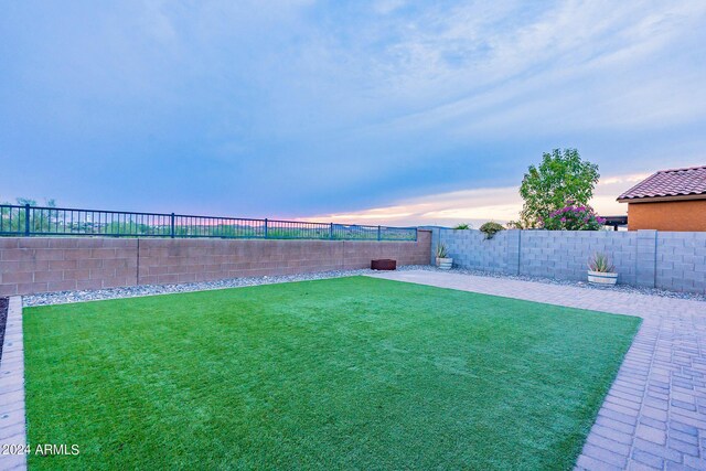 view of yard at dusk