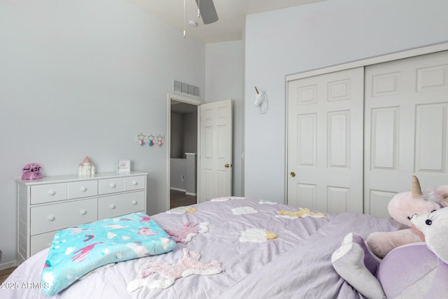 bedroom featuring a ceiling fan, visible vents, and a closet