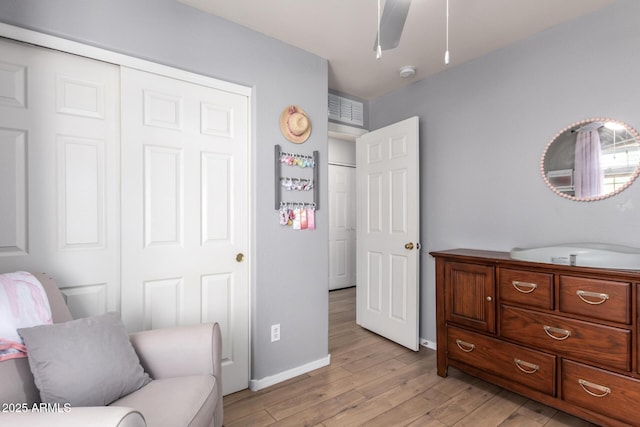sitting room with baseboards, visible vents, light wood finished floors, and ceiling fan