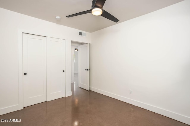 unfurnished bedroom featuring ceiling fan and a closet