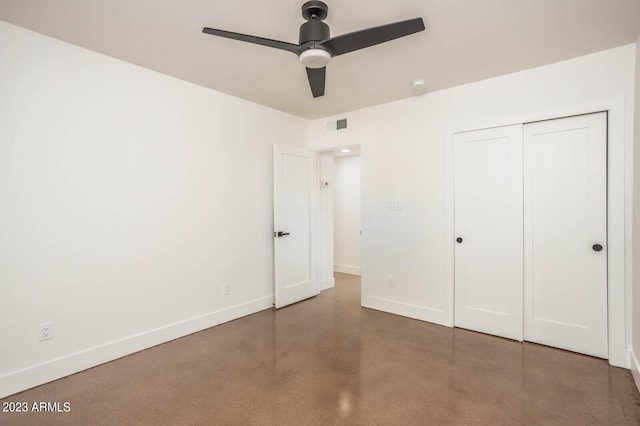 unfurnished bedroom with ceiling fan and a closet