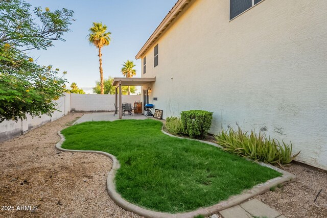 15211 N 89th Ave, Peoria, AZ 85381 - view of yard featuring a patio