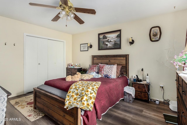 bedroom featuring dark wood-type flooring, ceiling fan, and a closet