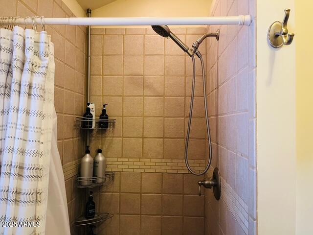 full bathroom featuring a tile shower