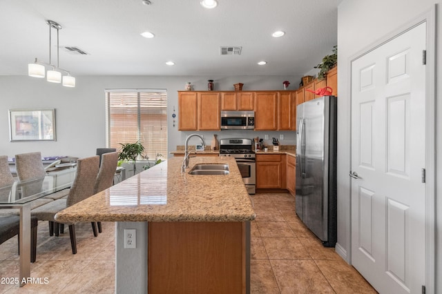 kitchen featuring a sink, visible vents, appliances with stainless steel finishes, and light tile patterned floors