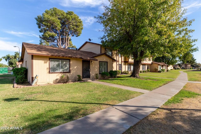 6120 N 30th Ave, Phoenix, AZ 85017 - view of front of property with a front lawn and a shingled roof