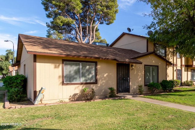 6120 N 30th Ave, Phoenix, AZ 85017 - view of front facade featuring a shingled roof and a front yard