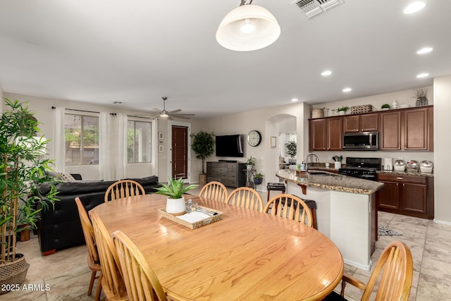 dining space featuring arched walkways, visible vents, recessed lighting, and ceiling fan